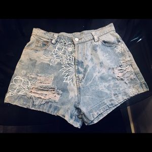 High waisted “flower power” denim shorts 🌻